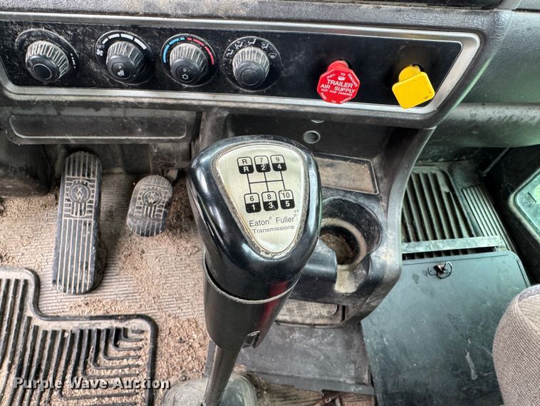 image for item DW1964 2013 Kenworth T800 semi truck