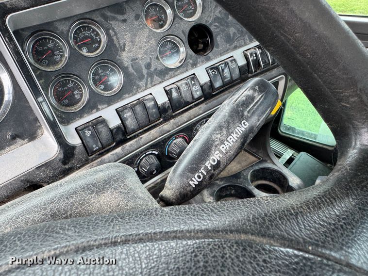 image for item DW1964 2013 Kenworth T800 semi truck