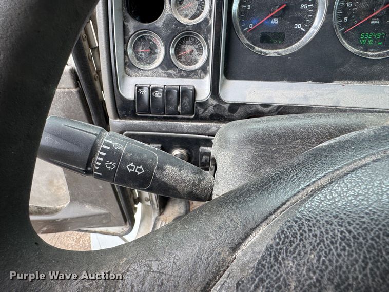 image for item DW1964 2013 Kenworth T800 semi truck