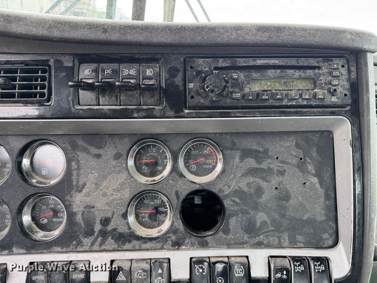 image for item DW1964 2013 Kenworth T800 semi truck