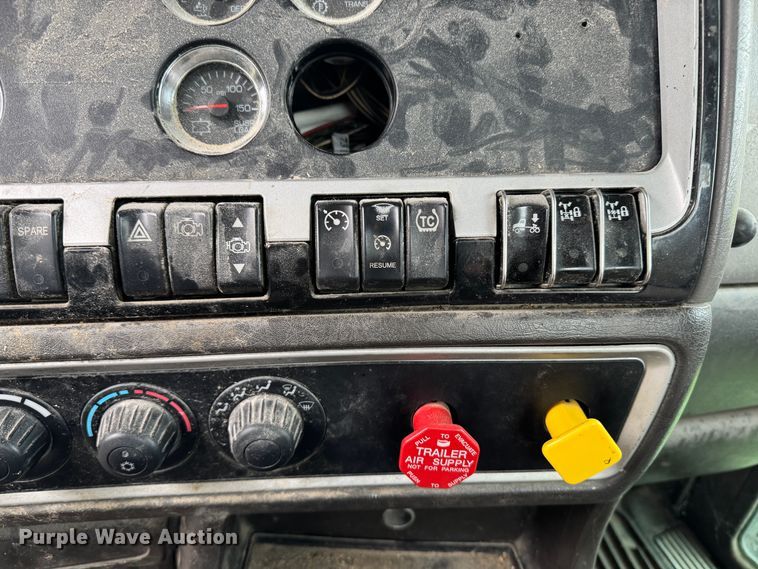 image for item DW1964 2013 Kenworth T800 semi truck