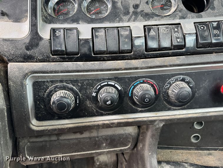 image for item DW1964 2013 Kenworth T800 semi truck