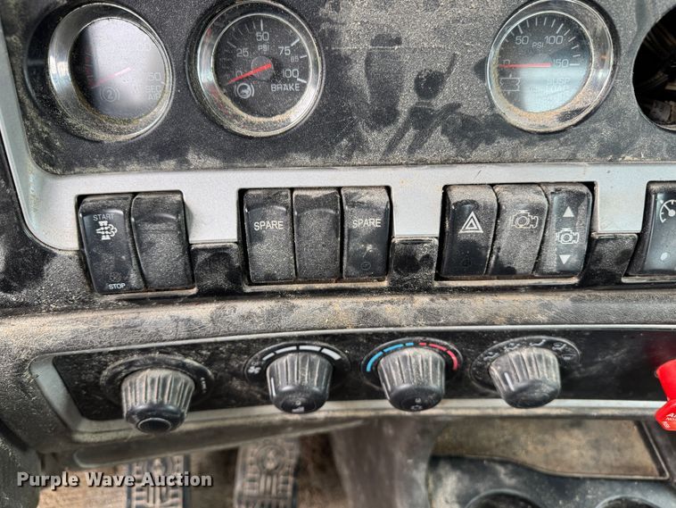 image for item DW1964 2013 Kenworth T800 semi truck