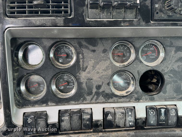 image for item DW1964 2013 Kenworth T800 semi truck