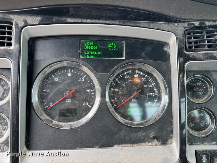 image for item DW1964 2013 Kenworth T800 semi truck