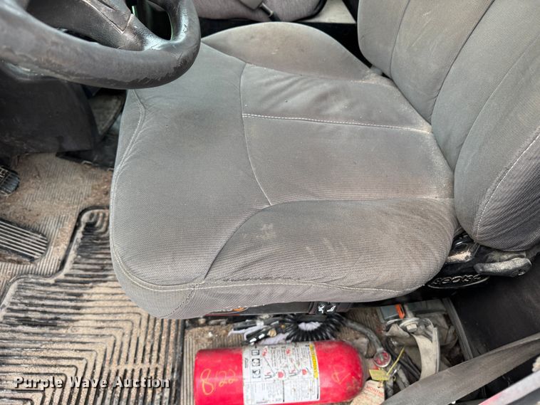 image for item DW1964 2013 Kenworth T800 semi truck