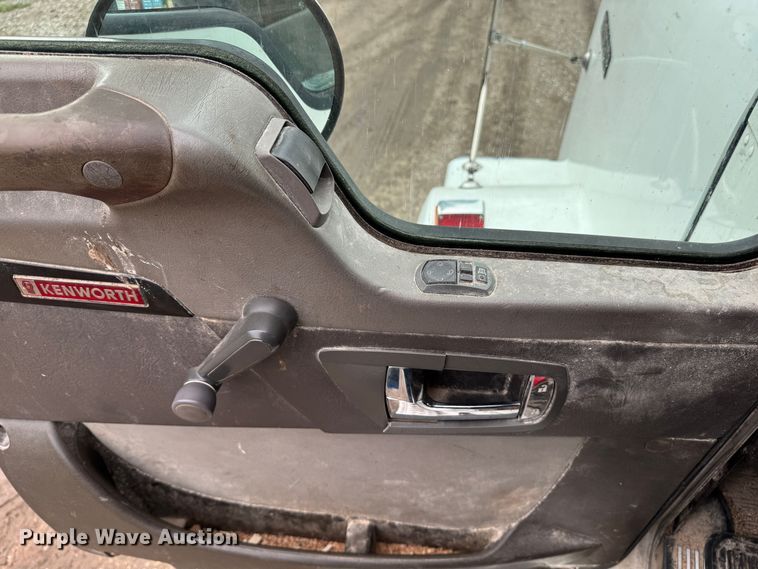 image for item DW1964 2013 Kenworth T800 semi truck