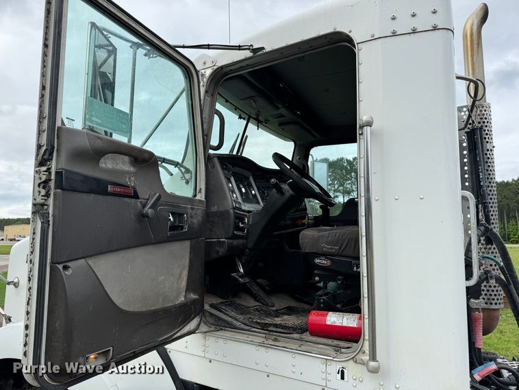 image for item DW1964 2013 Kenworth T800 semi truck