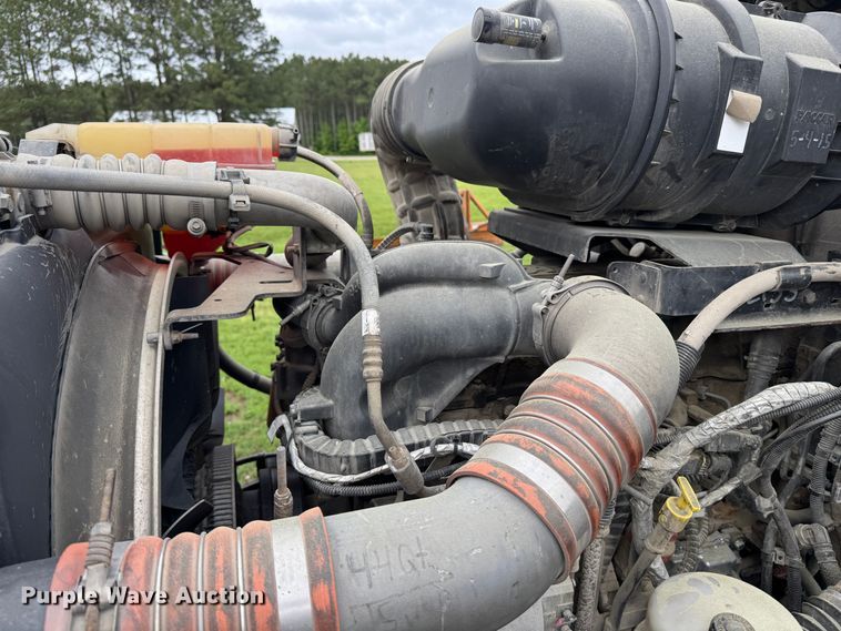 image for item DW1964 2013 Kenworth T800 semi truck