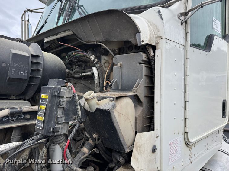 image for item DW1964 2013 Kenworth T800 semi truck