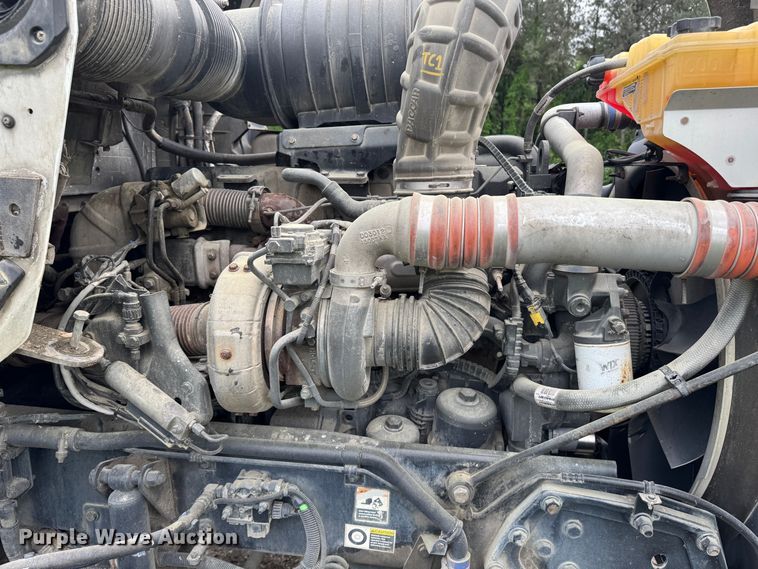 image for item DW1964 2013 Kenworth T800 semi truck