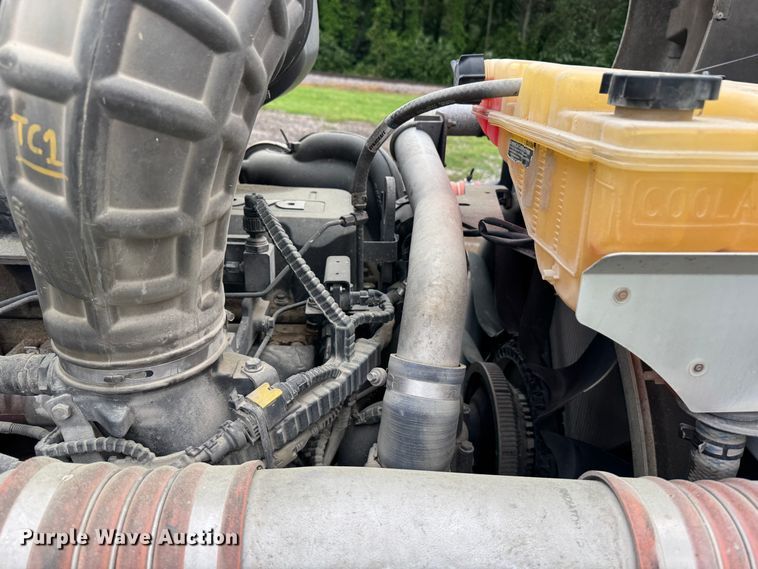 image for item DW1964 2013 Kenworth T800 semi truck