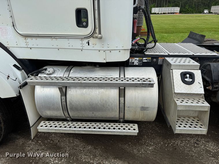 image for item DW1964 2013 Kenworth T800 semi truck