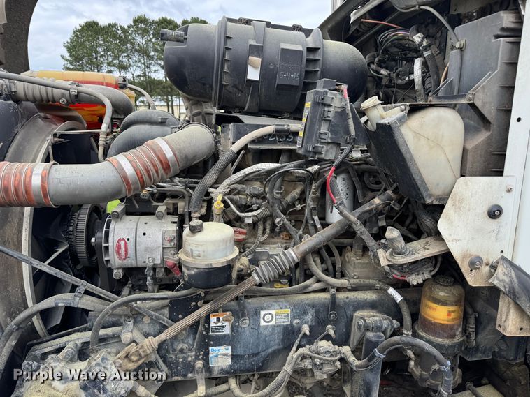 image for item DW1964 2013 Kenworth T800 semi truck