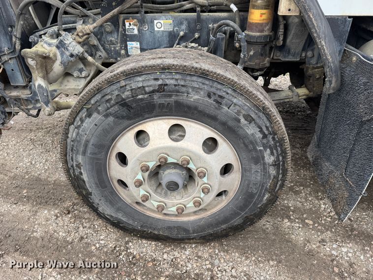 image for item DW1964 2013 Kenworth T800 semi truck