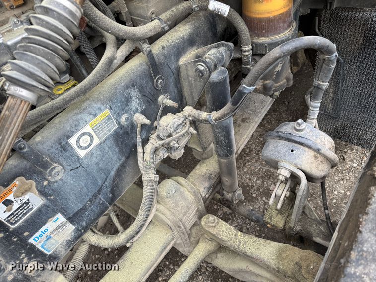 image for item DW1964 2013 Kenworth T800 semi truck