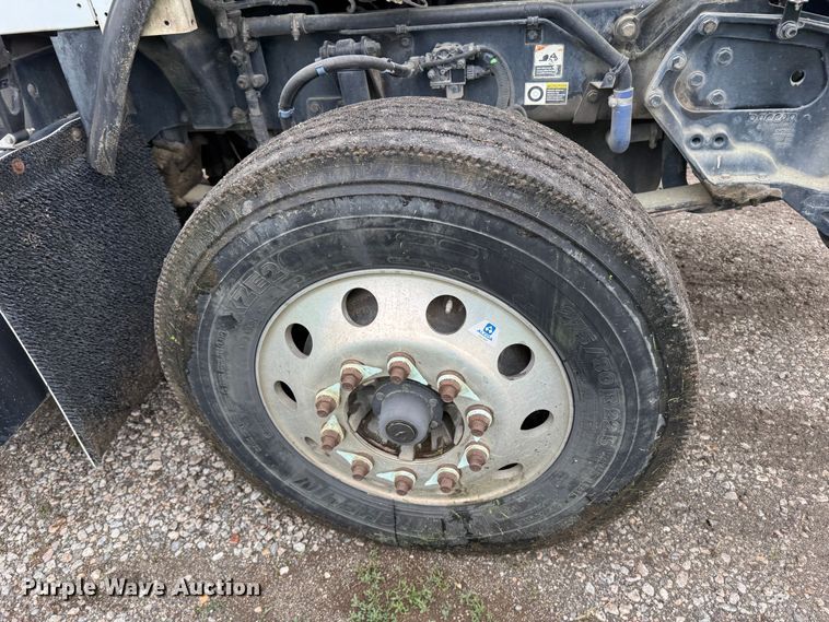 image for item DW1964 2013 Kenworth T800 semi truck