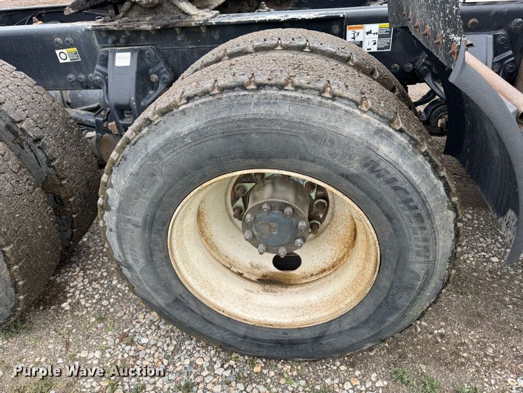 image for item DW1964 2013 Kenworth T800 semi truck