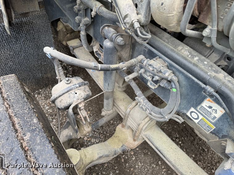 image for item DW1964 2013 Kenworth T800 semi truck