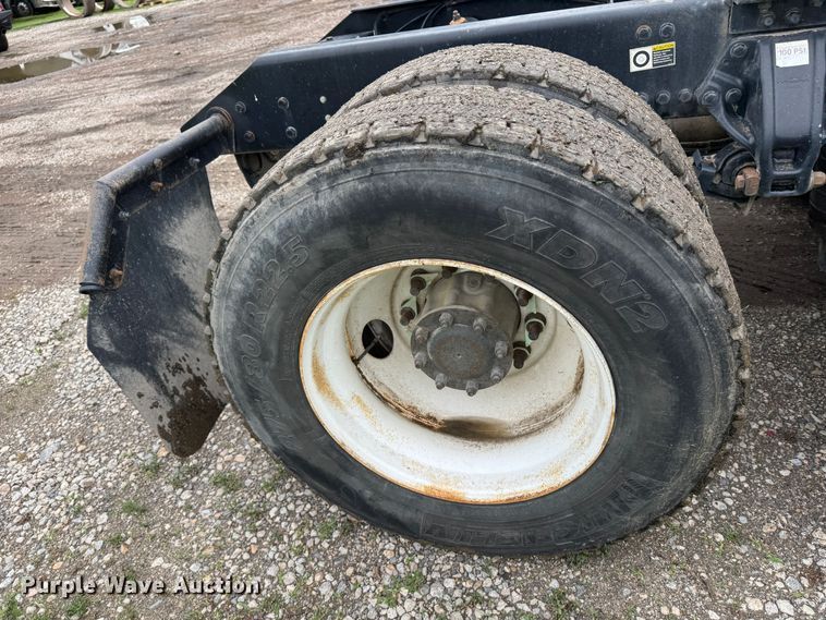 image for item DW1964 2013 Kenworth T800 semi truck