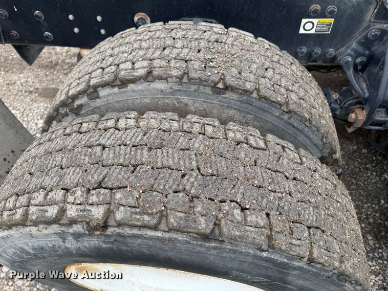 image for item DW1964 2013 Kenworth T800 semi truck