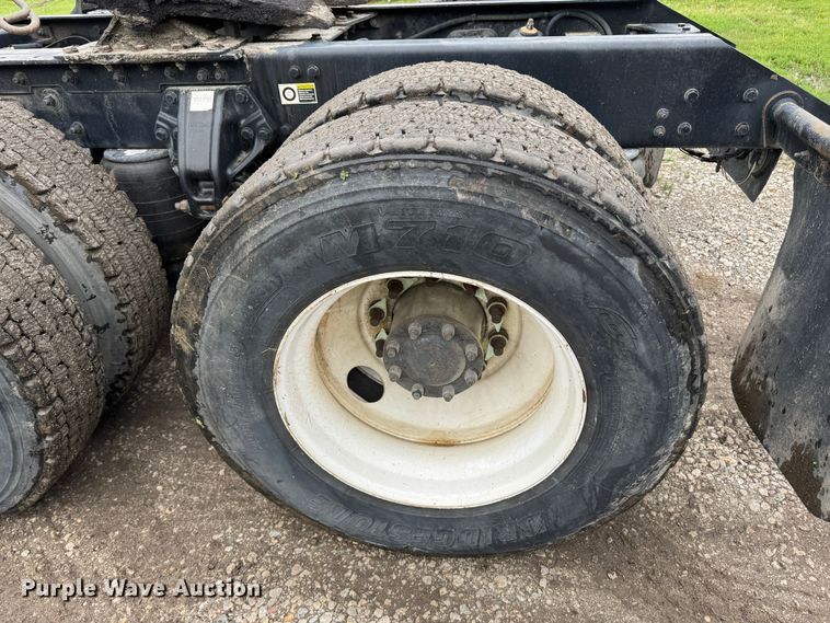 image for item DW1964 2013 Kenworth T800 semi truck