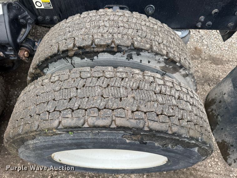 image for item DW1964 2013 Kenworth T800 semi truck