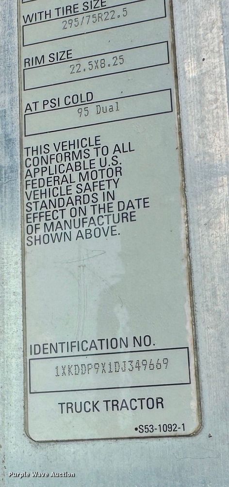 image for item DW1964 2013 Kenworth T800 semi truck