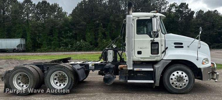 image for item DW1965 2017 Mack CXU semi truck