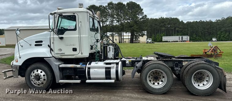 image for item DW1965 2017 Mack CXU semi truck