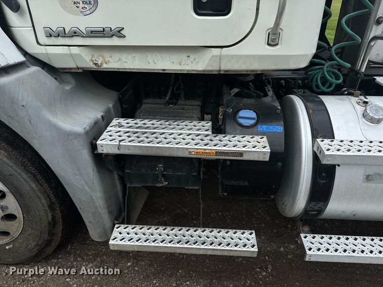 image for item DW1965 2017 Mack CXU semi truck