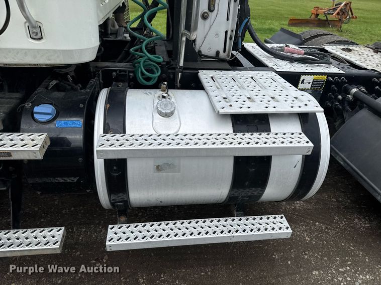 image for item DW1965 2017 Mack CXU semi truck