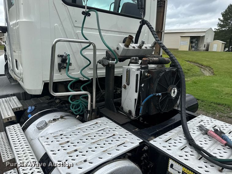 image for item DW1965 2017 Mack CXU semi truck