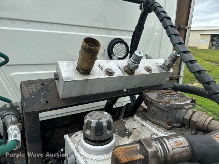 image for item DW1965 2017 Mack CXU semi truck