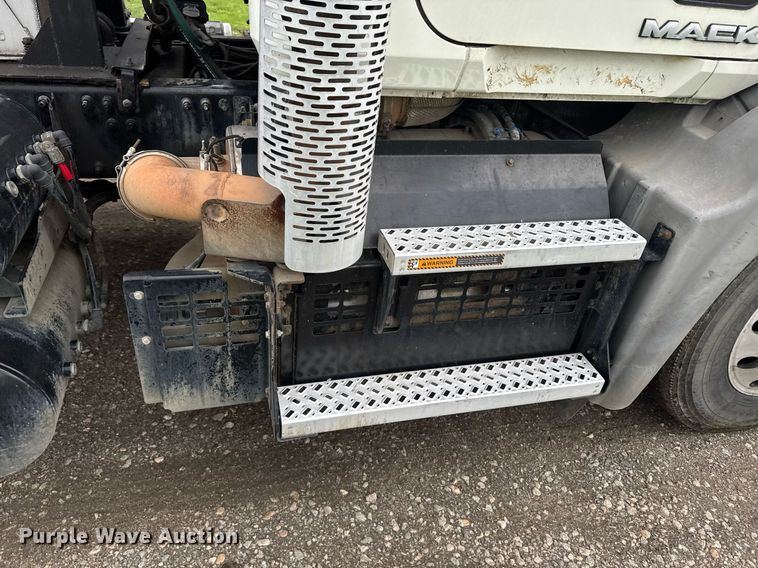 image for item DW1965 2017 Mack CXU semi truck