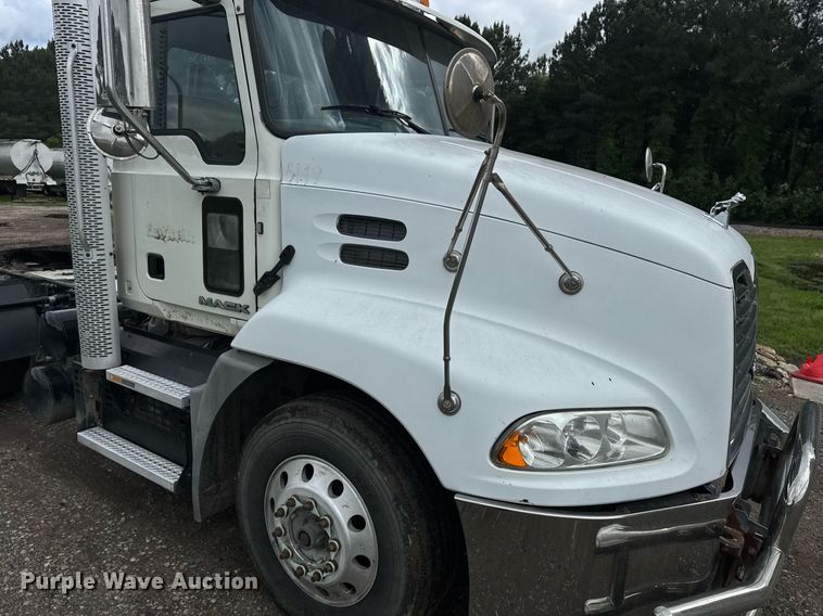 image for item DW1965 2017 Mack CXU semi truck