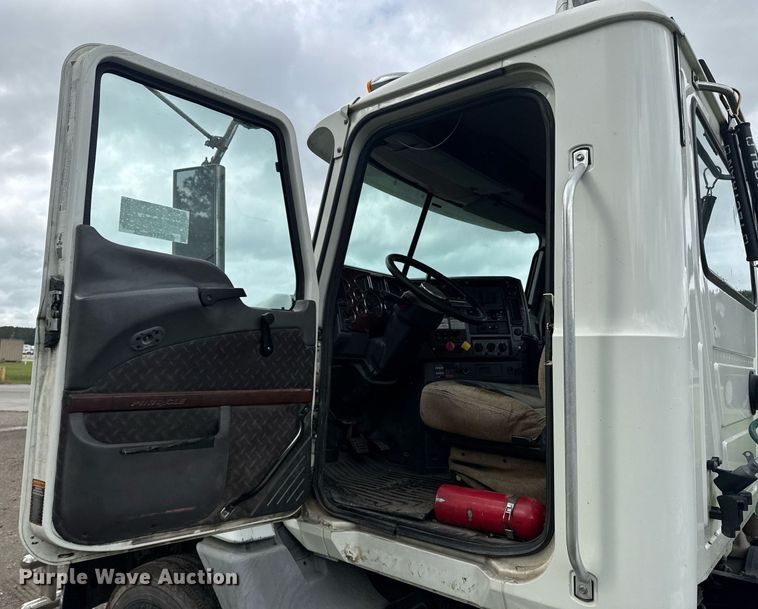 image for item DW1965 2017 Mack CXU semi truck