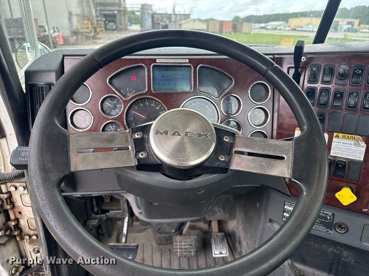 image for item DW1965 2017 Mack CXU semi truck