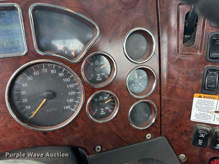 image for item DW1965 2017 Mack CXU semi truck