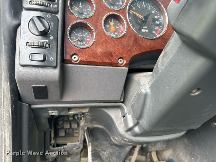 image for item DW1965 2017 Mack CXU semi truck