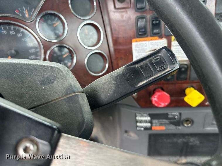 image for item DW1965 2017 Mack CXU semi truck