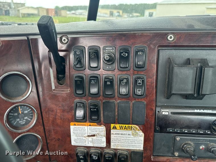 image for item DW1965 2017 Mack CXU semi truck