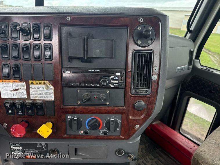 image for item DW1965 2017 Mack CXU semi truck