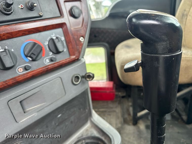 image for item DW1965 2017 Mack CXU semi truck