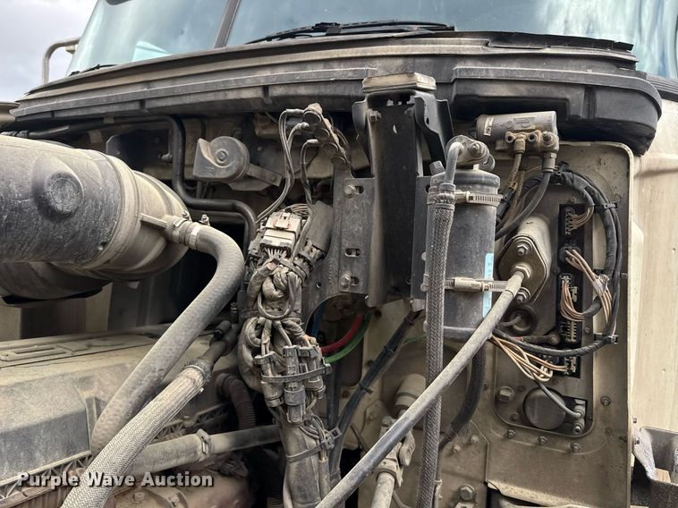 image for item DW1965 2017 Mack CXU semi truck