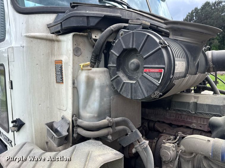 image for item DW1965 2017 Mack CXU semi truck