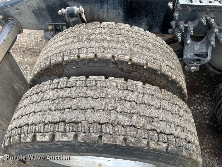 image for item DW1965 2017 Mack CXU semi truck