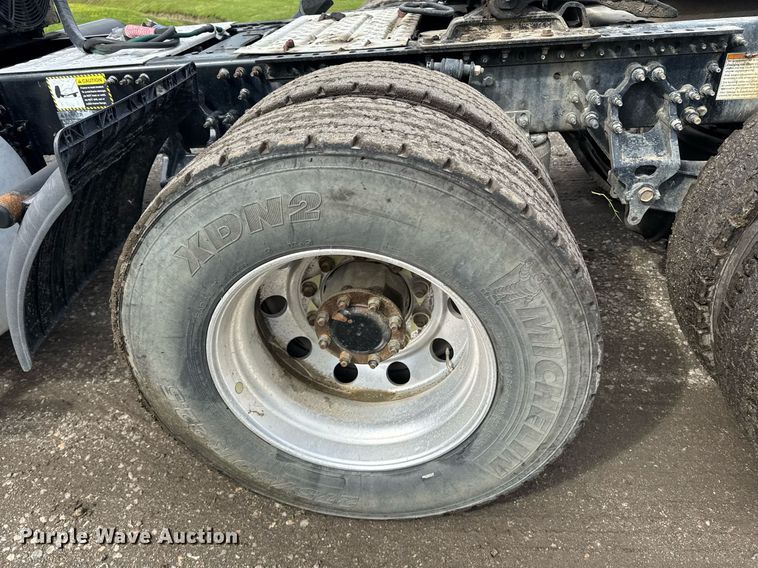 image for item DW1965 2017 Mack CXU semi truck