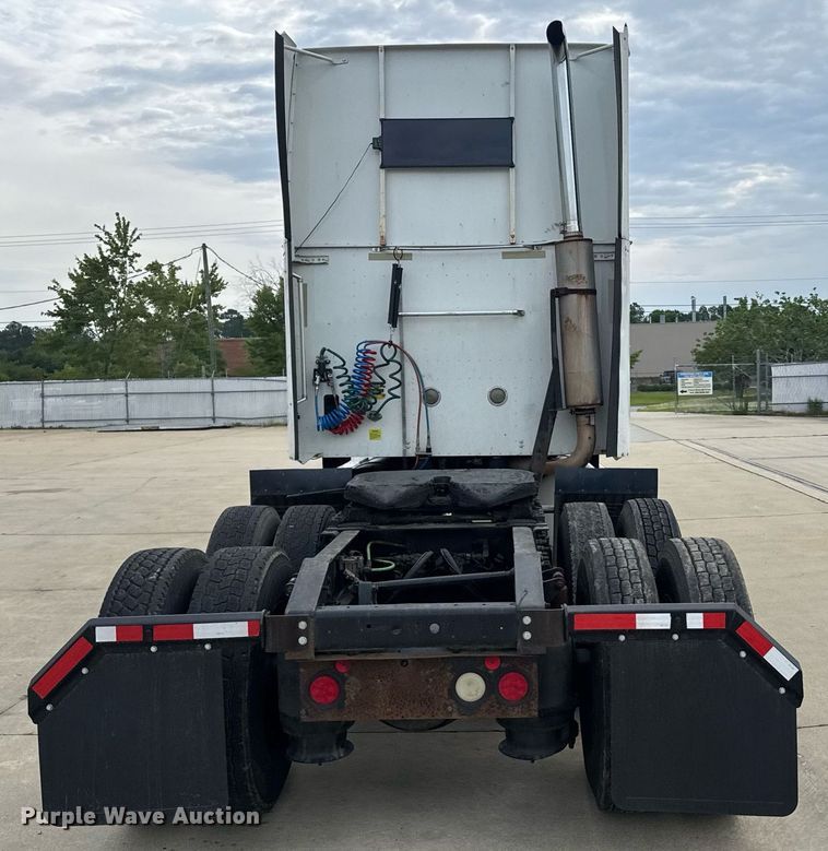 image for item DW1973 2007 International 9400I semi truck