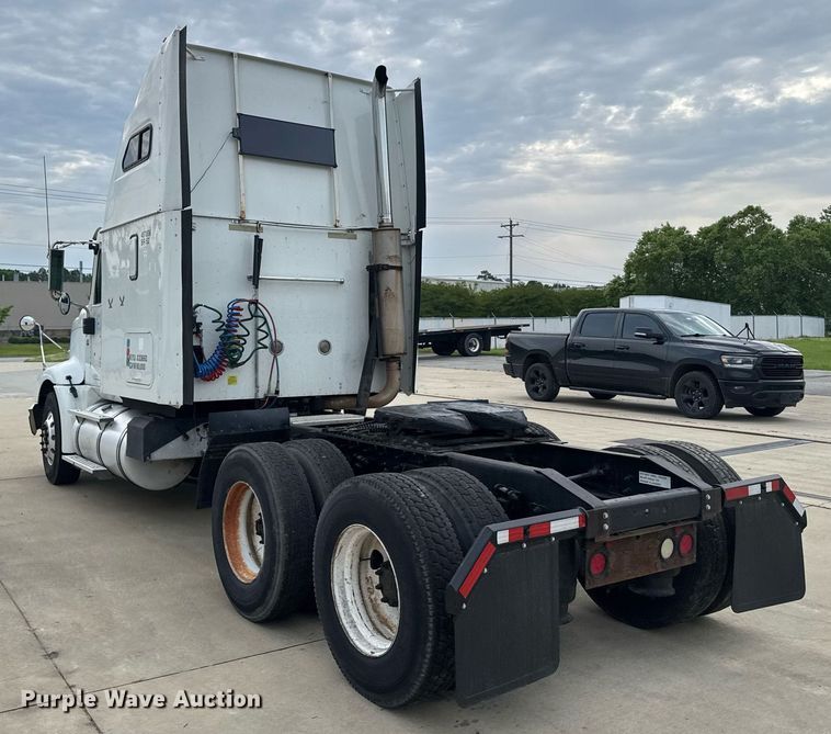 image for item DW1973 2007 International 9400I semi truck